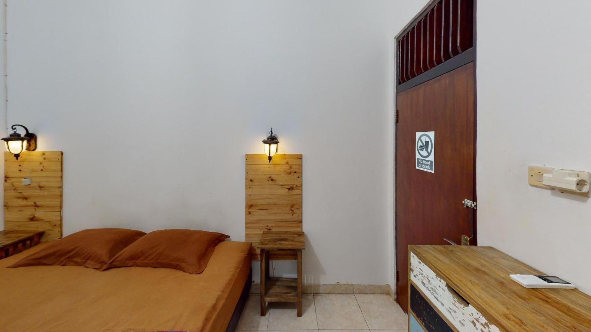 Wood Stone Hostel Yogyakarta Ngoại thất bức ảnh