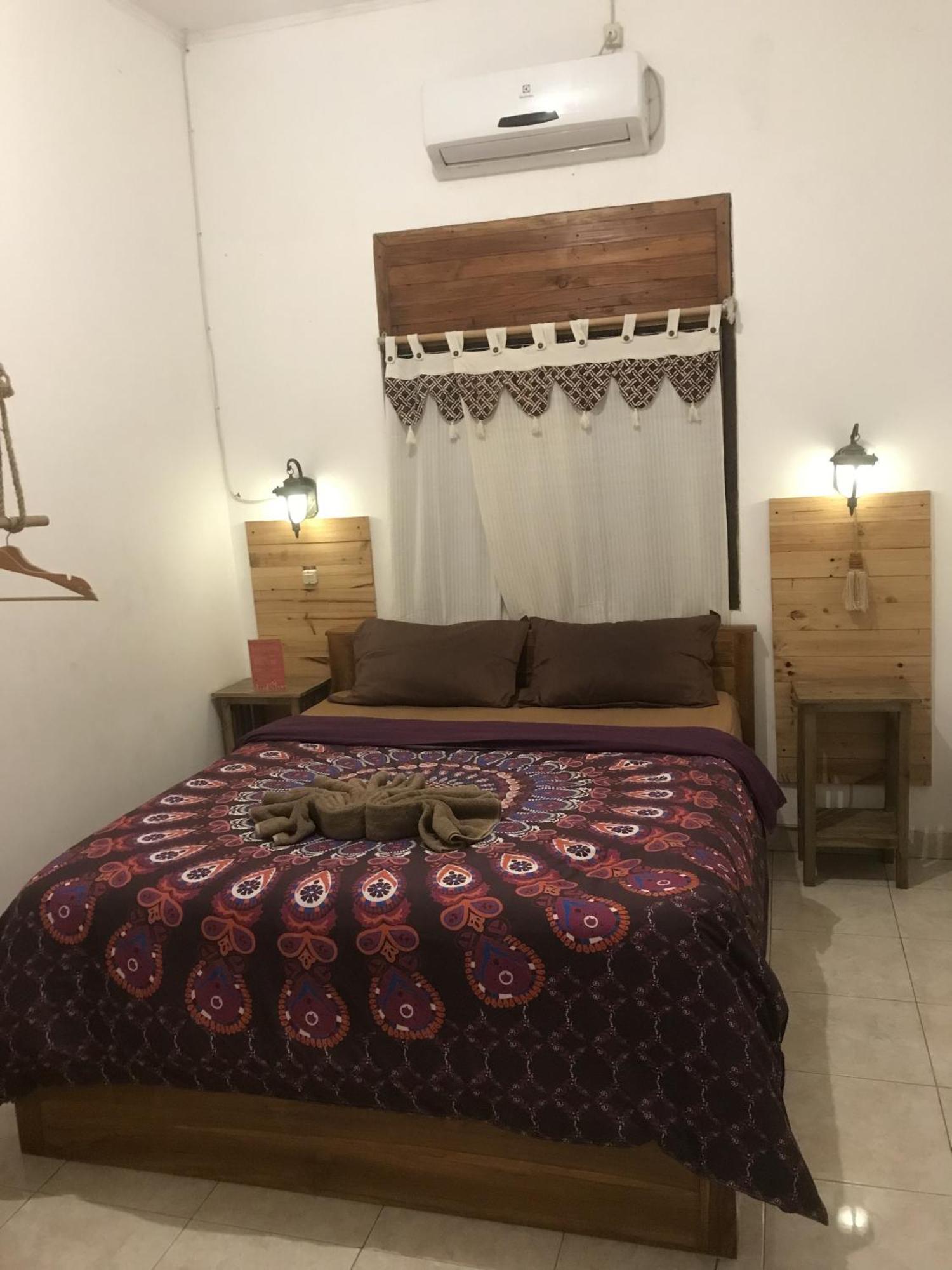 Wood Stone Hostel Yogyakarta Ngoại thất bức ảnh