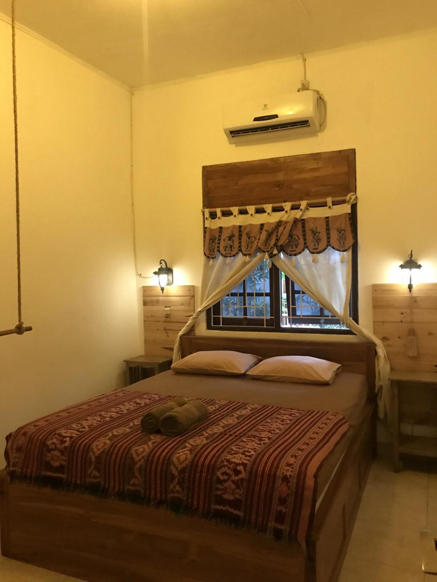 Wood Stone Hostel Yogyakarta Ngoại thất bức ảnh