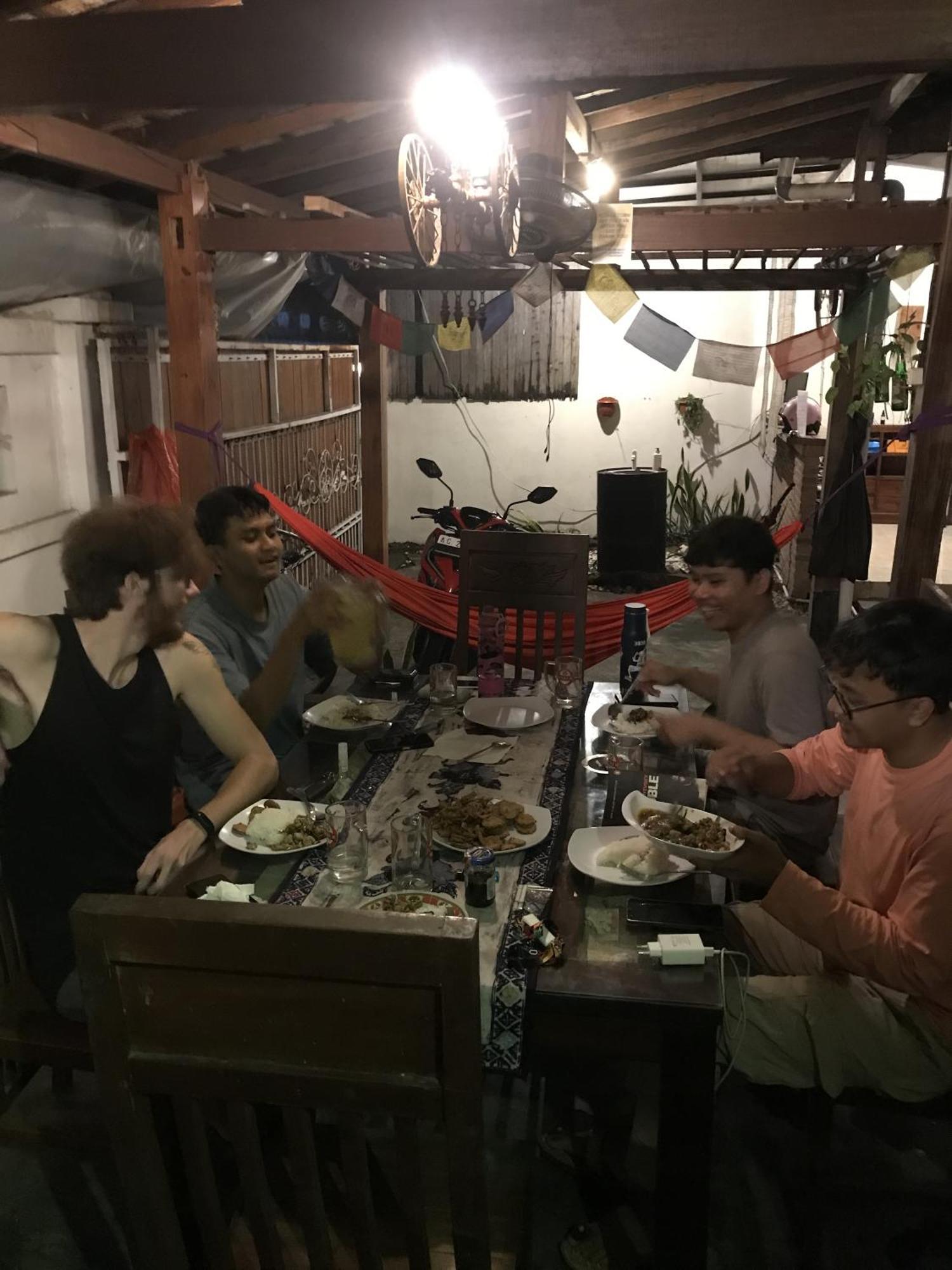 Wood Stone Hostel Yogyakarta Ngoại thất bức ảnh