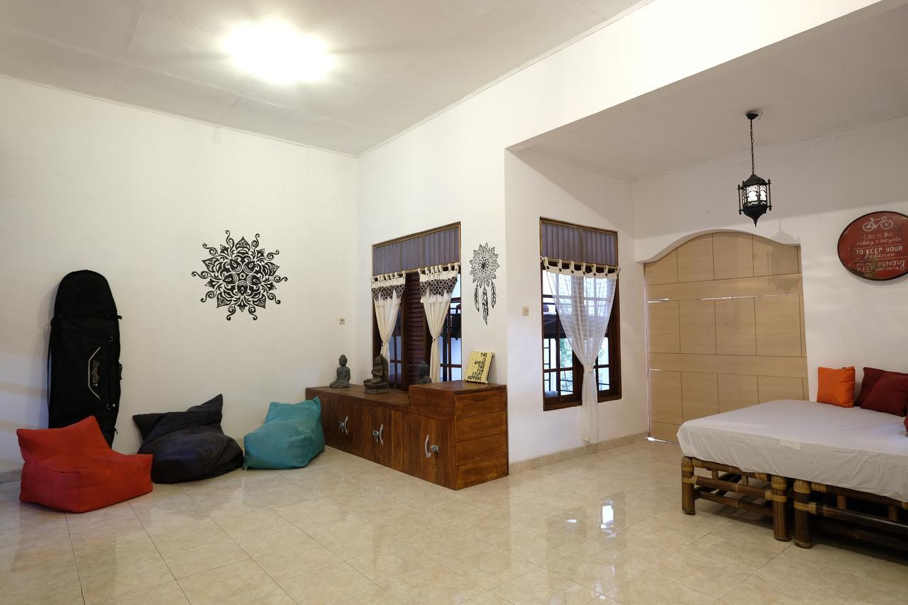 Wood Stone Hostel Yogyakarta Ngoại thất bức ảnh
