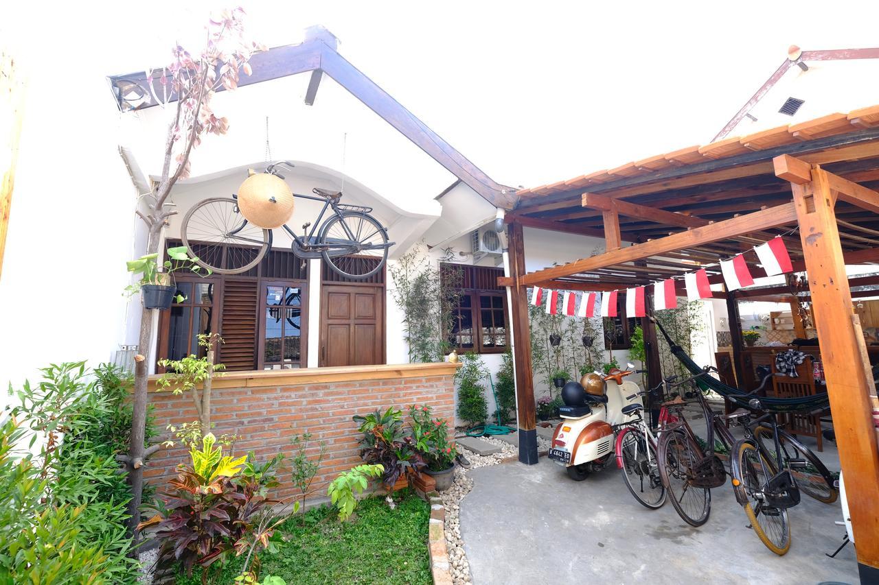 Wood Stone Hostel Yogyakarta Ngoại thất bức ảnh