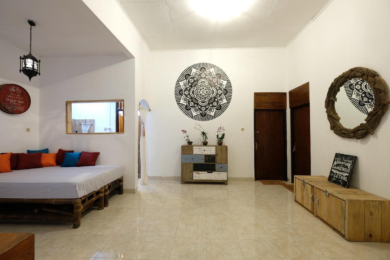 Wood Stone Hostel Yogyakarta Ngoại thất bức ảnh