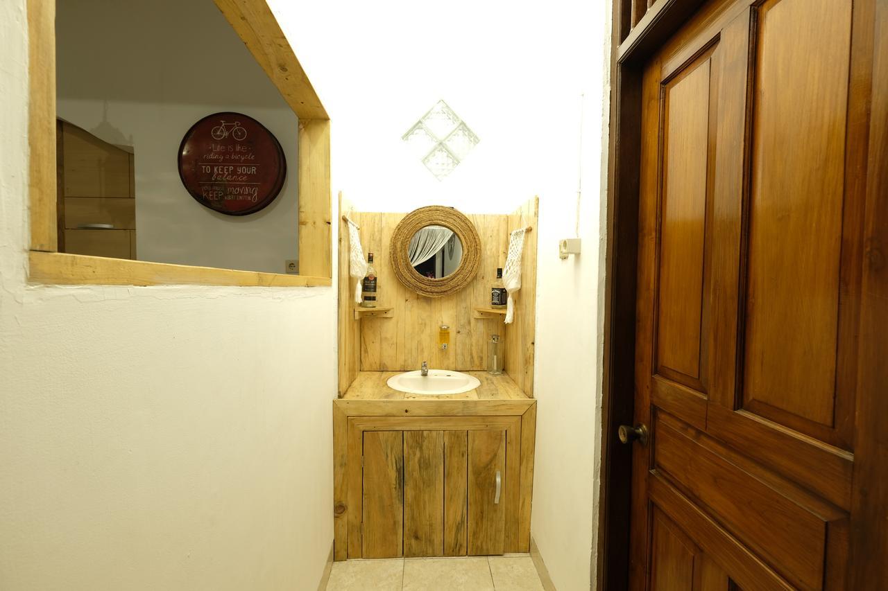Wood Stone Hostel Yogyakarta Ngoại thất bức ảnh