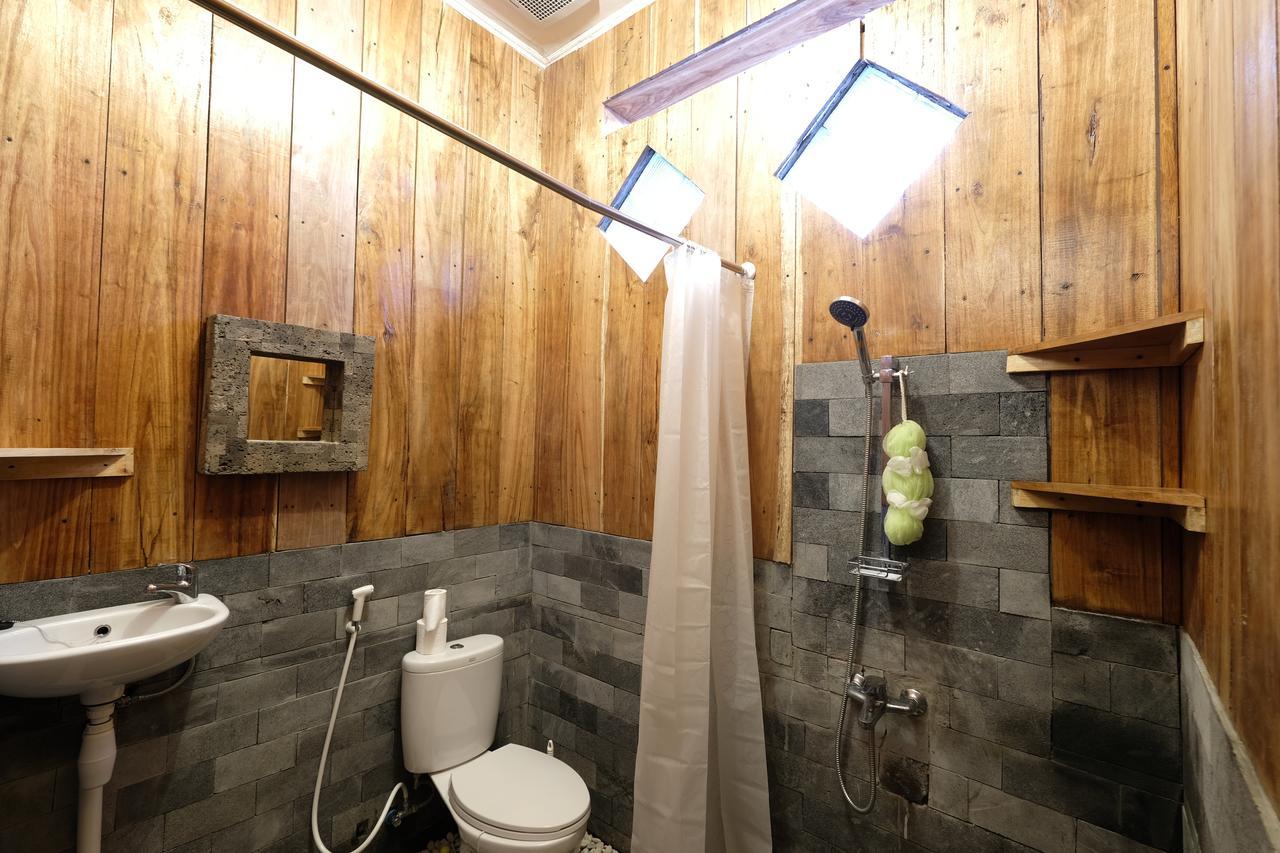 Wood Stone Hostel Yogyakarta Ngoại thất bức ảnh